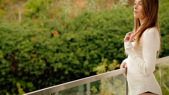 Подтянутая физиотерапевтша лечит негра массажем и сексом