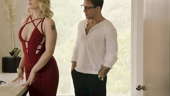 Белая девка обкончалась скача на большом члене негра