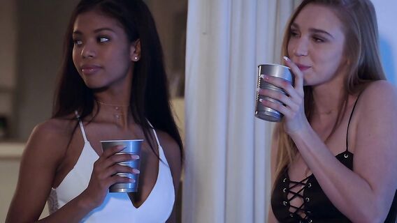 Жмж секс с негритянкой и ее подругой блондинкой