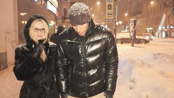 Негр кончил на лицо русской блондинке в очках